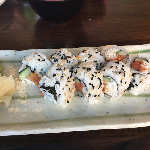 Foto scattata a Blue Sushi Sake Grill da Sugar il 9/18/2018