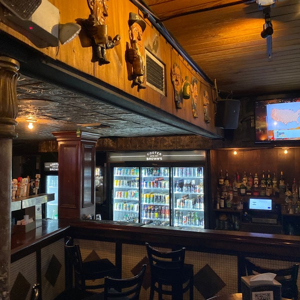 Foto tomada en Cooter Brown&#39;s Tavern &amp; Oyster Bar  por Sugar el 8/22/2021