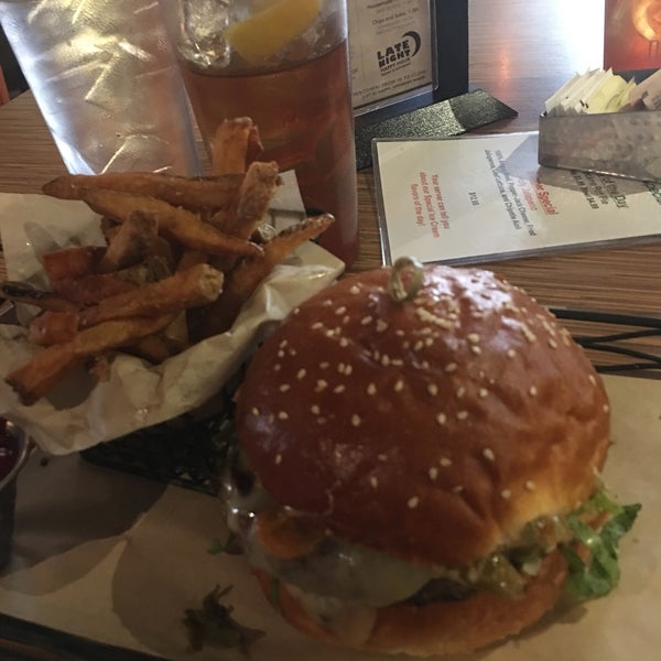 Foto tomada en 5280 Burger Bar  por Sugar el 2/22/2019