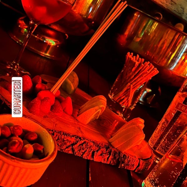 Foto tirada no(a) İş Cocktail Bar 🍹🍸🍻 por Mithat E. em 6/4/2022
