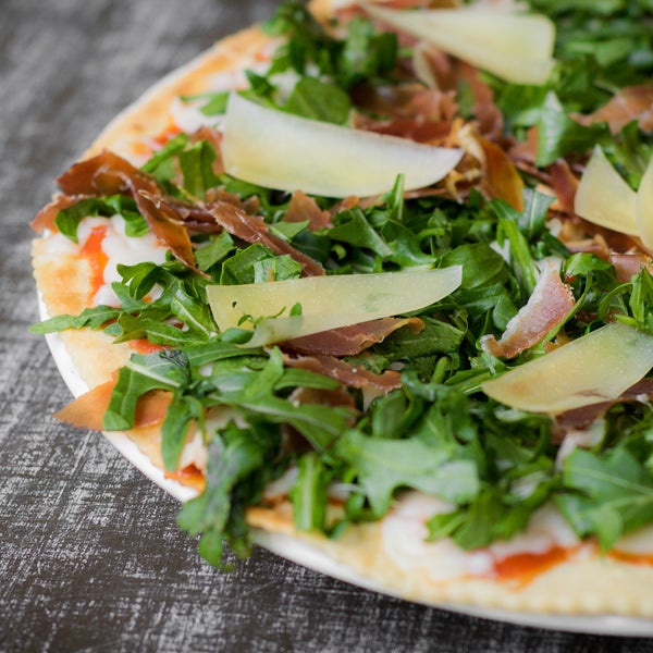 Ven a disfrutar nuestra pizza de arúgula y jamón serrano. ¡Un #must mediterráneo para tu paladar!