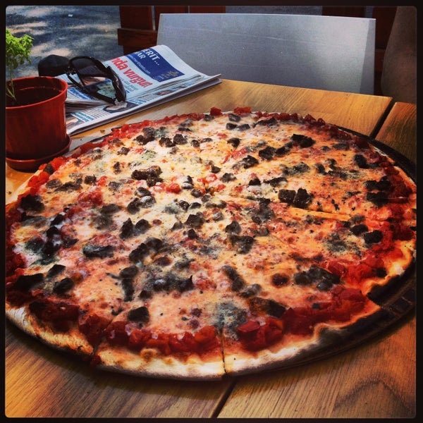 Das Foto wurde bei The Upper Crust Pizzeria von Mert S. am 4/28/2013 aufgenommen