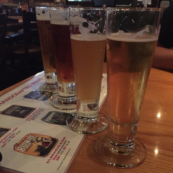 Photo taken at BJ&#39;s Restaurant &amp; Brewhouse by Noelle C. on 5/4/2015
