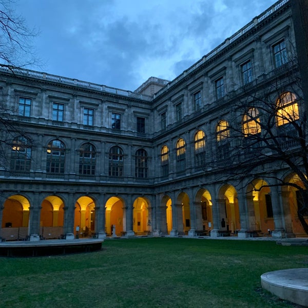 รูปภาพถ่ายที่ Universität Wien โดย jennif p. เมื่อ 2/3/2019