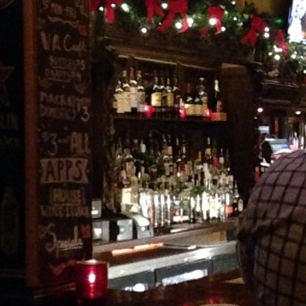 Снимок сделан в Daniel O&#39;Connell&#39;s Irish Restaurant &amp; Bar пользователем Jennifer B. 12/31/2015