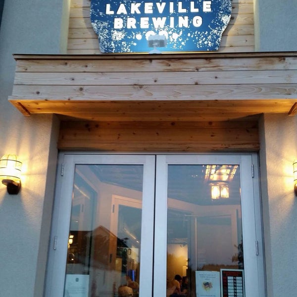 Foto tirada no(a) Lakeville Brewing Co. LLC por Jennifer B. em 7/4/2016