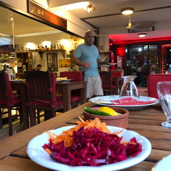 Снимок сделан в Begonvil Restaurant пользователем Bülent Erol A. 8/24/2018