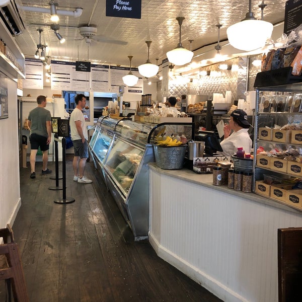 รูปภาพถ่ายที่ Murray&#39;s Bagels โดย Roger E. เมื่อ 6/8/2019