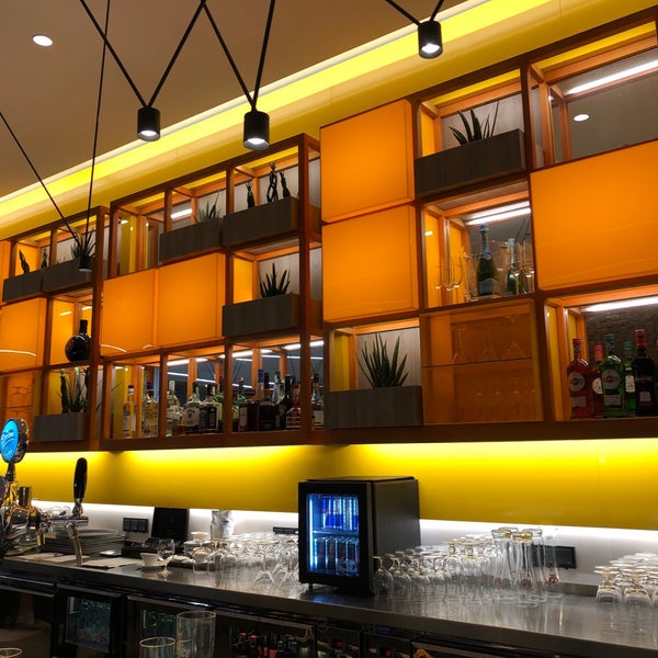 в коктейль-бар yellow submarine. кофейня в желто-черных тонах. кафе желтая подводная лодка кострома. бар yellow. кафе в желтом цвете.