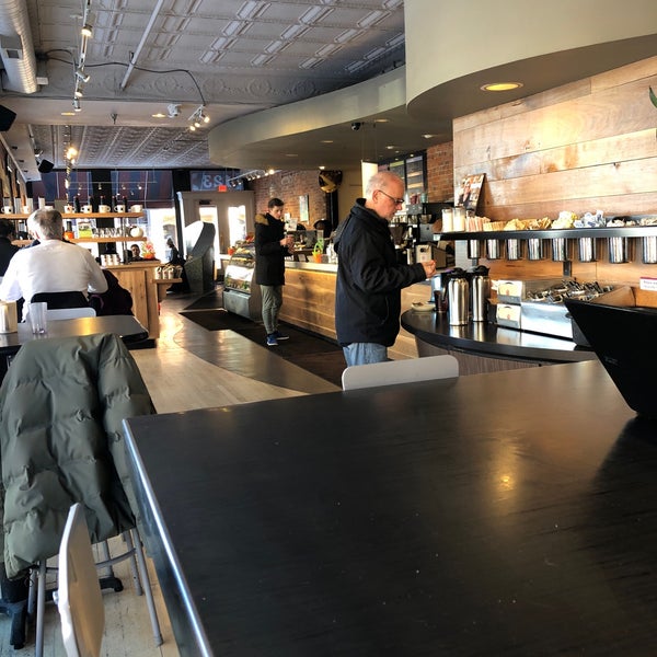 Foto scattata a Sweetwaters Coffee &amp; Tea Washington St. da Roger E. il 3/16/2019