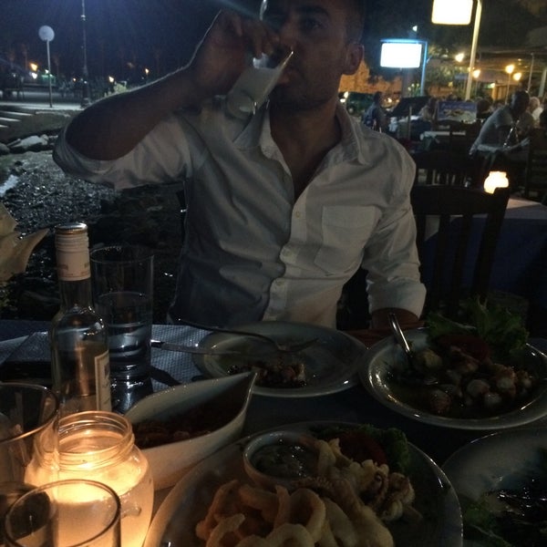 8/17/2016 tarihinde Sertan E.ziyaretçi tarafından Agkyra Fish Restaurant'de çekilen fotoğraf