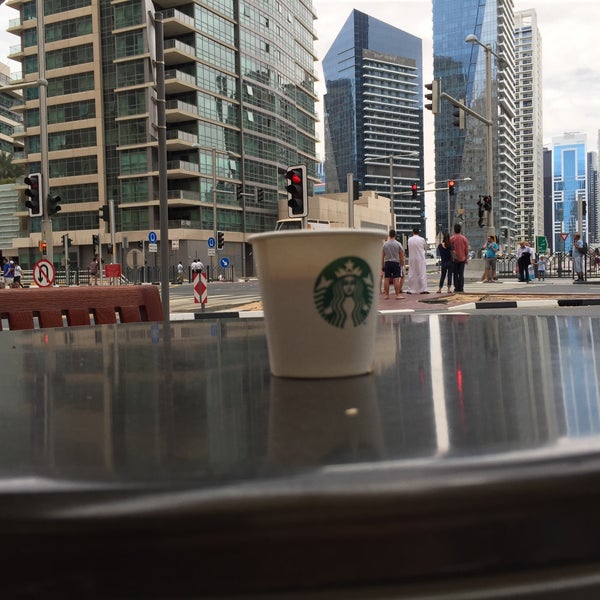 Foto tomada en Starbucks  por S  F el 3/27/2015