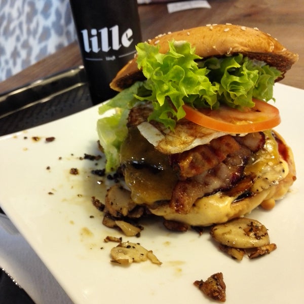 Burgerbuns besser als im Burgerlab, Fleisch besser als bei den Burger Heros und die Soße leckerer als die auf den Burgern in der Brooklyn Burger Bar. Ein rundum gelungener Burger.