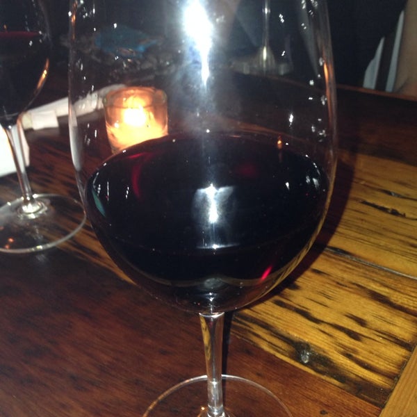 Foto tomada en Old Vines Wine Bar  por Kristina S. el 9/28/2013