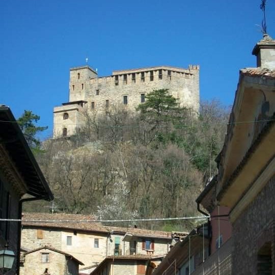 Foto diambil di Castello di Zavattarello oleh Ivan G. pada 12/4/2022