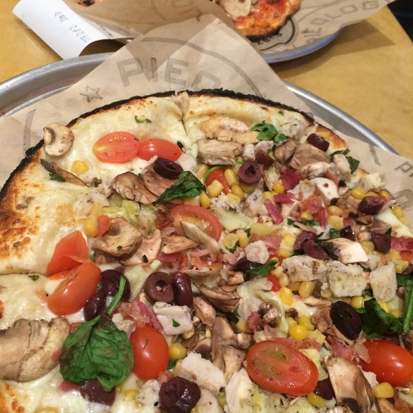 10/4/2015 tarihinde Reiko S.ziyaretçi tarafından Pieology Pizzeria'de çekilen fotoğraf