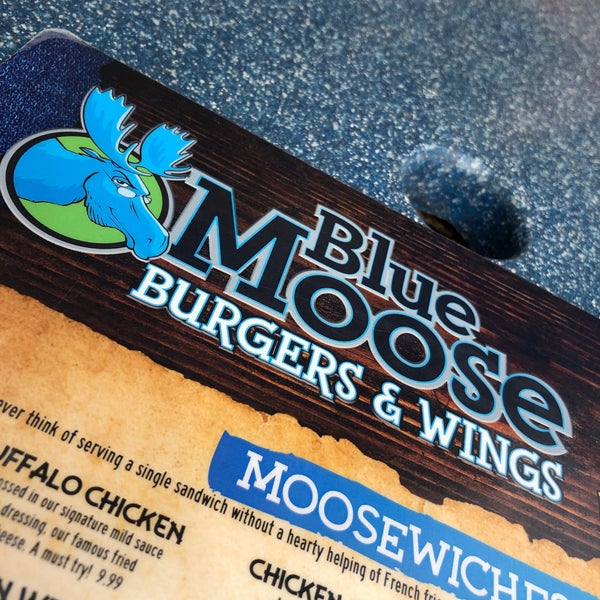 Foto diambil di Blue Moose Burgers &amp; Wings oleh Stephen W. pada 6/24/2020