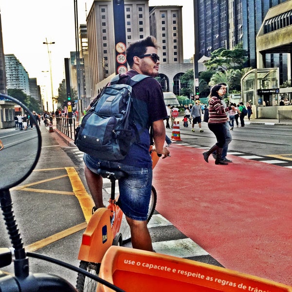 รูปภาพถ่ายที่ Avenida Paulista โดย Rodrigo C. เมื่อ 6/28/2015