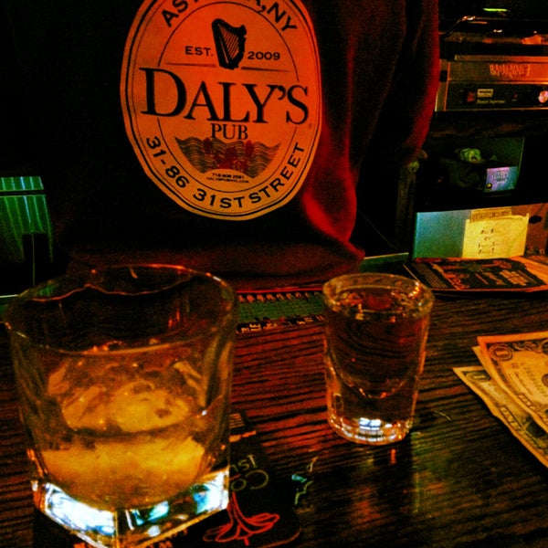 Снимок сделан в Daly&#39;s Pub пользователем Daniel C. 12/8/2014