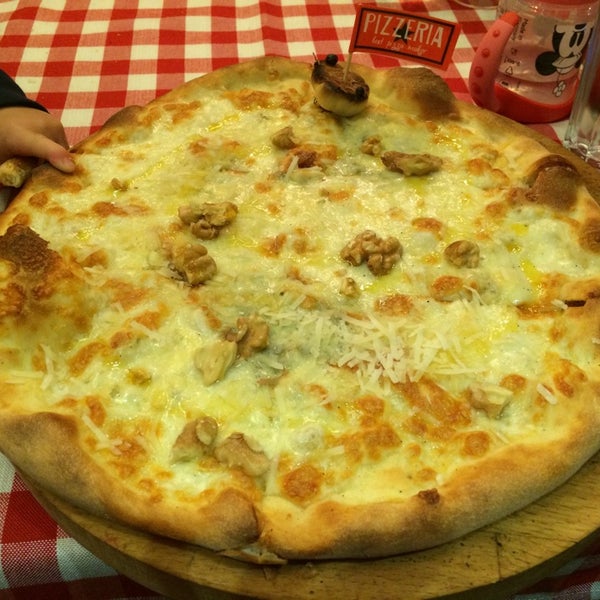 Foto tirada no(a) Pizzacio por Sinem A. em 9/21/2014