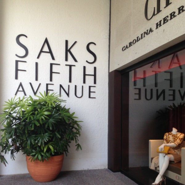 รูปภาพถ่ายที่ Saks Fifth Avenue โดย Evangelina F. เมื่อ 3/18/2014