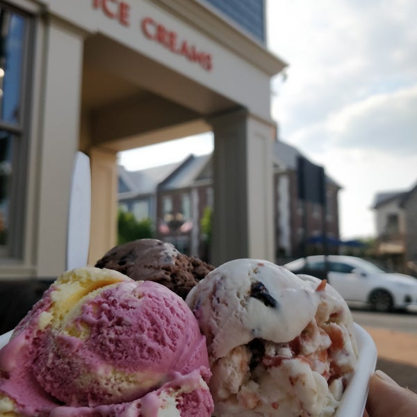 Foto tirada no(a) Jeni&#39;s Splendid Ice Creams por Emre S. em 7/28/2019