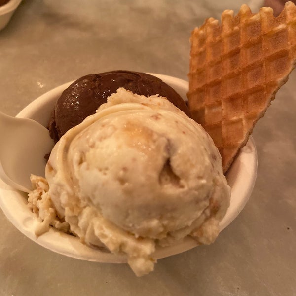 Photo taken at Jeni&#39;s Splendid Ice Creams by Emre S. on 11/19/2019