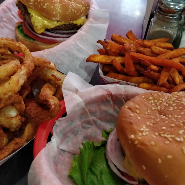 Photo taken at Pearl&#39;s Deluxe Burgers by Emre S. on 11/2/2018
