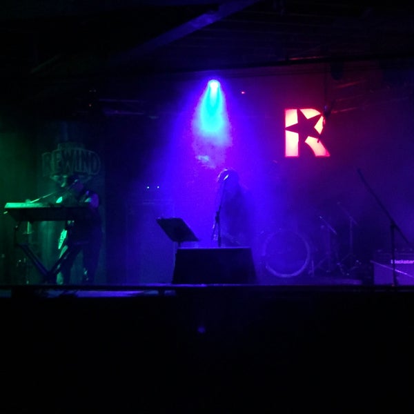 รูปภาพถ่ายที่ Revolution Bar &amp; Music Hall โดย Jon R. เมื่อ 12/3/2016
