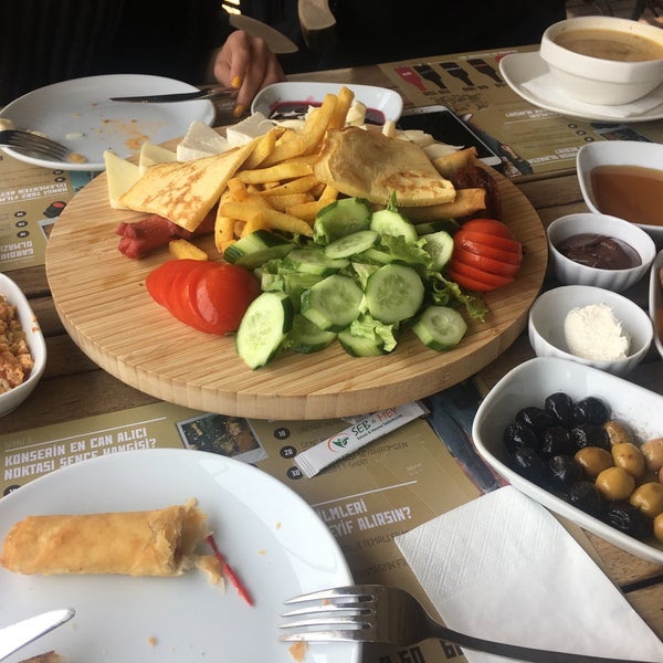4/13/2019에 Büşra O.님이 Karaca Cafe &amp; Restaurant에서 찍은 사진