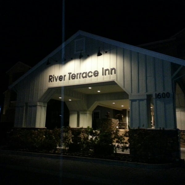 รูปภาพถ่ายที่ River Terrace Inn โดย Sabrina E. เมื่อ 11/19/2013