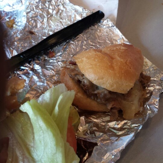 Foto tirada no(a) Z-Burger por Yolanda B. em 4/26/2014