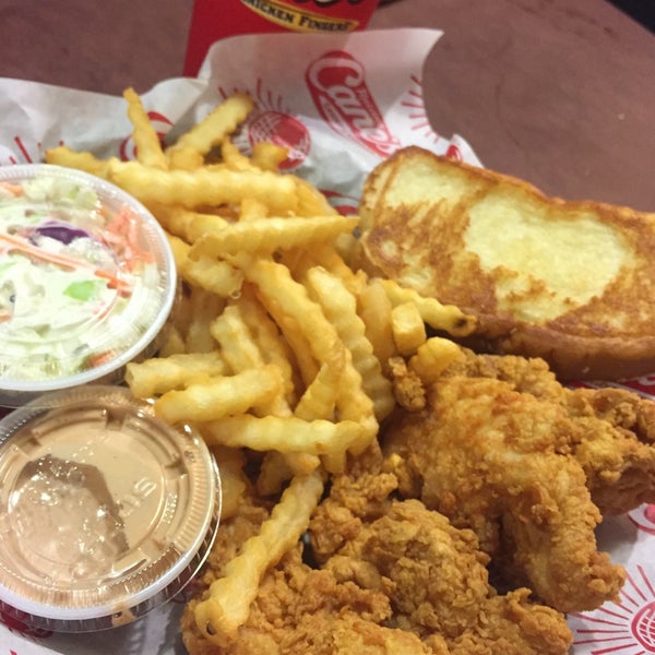 9/20/2017 tarihinde Conrad &amp; Jenn R.ziyaretçi tarafından Raising Cane&#39;s Chicken Fingers'de çekilen fotoğraf