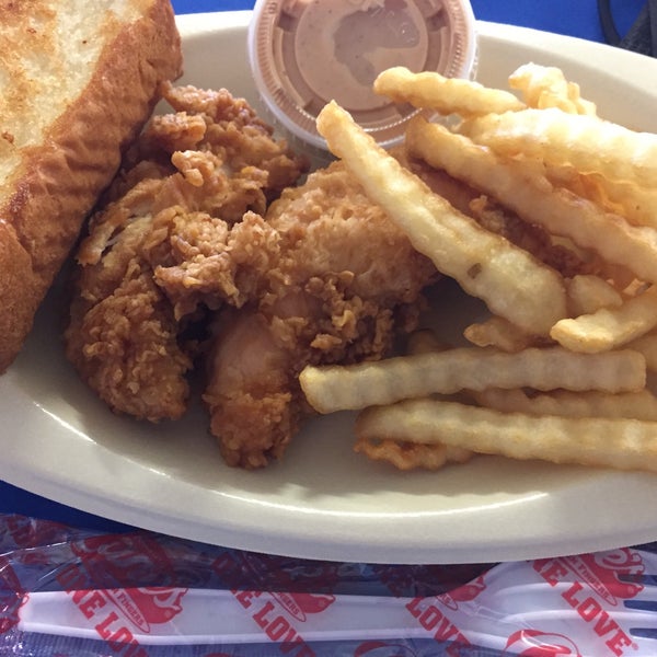 6/9/2018 tarihinde Conrad &amp; Jenn R.ziyaretçi tarafından Raising Cane&#39;s Chicken Fingers'de çekilen fotoğraf