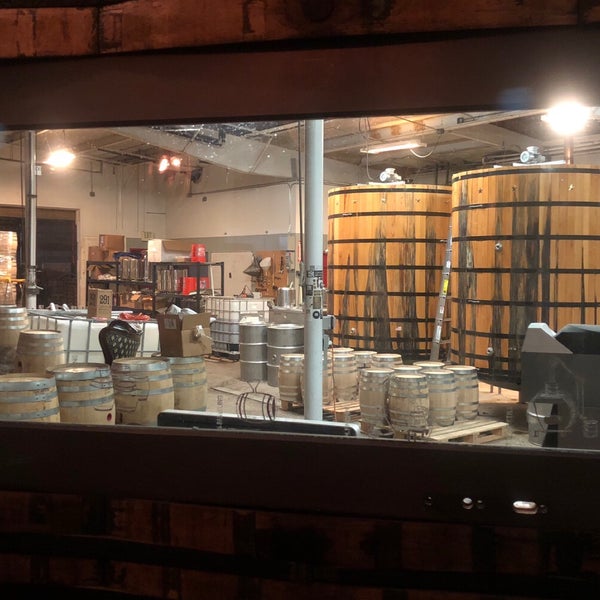 รูปภาพถ่ายที่ Distillery 291 โดย Conrad &amp; Jenn R. เมื่อ 10/26/2018