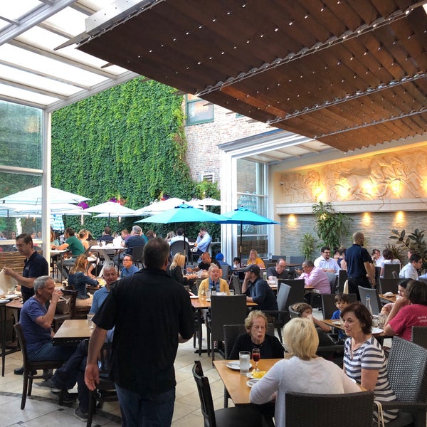 7/18/2018 tarihinde Rudy R.ziyaretçi tarafından Athena Greek Restaurant'de çekilen fotoğraf