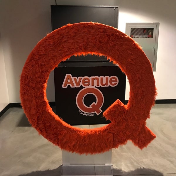 รูปภาพถ่ายที่ Avenue Q โดย Curtis M. เมื่อ 8/10/2018