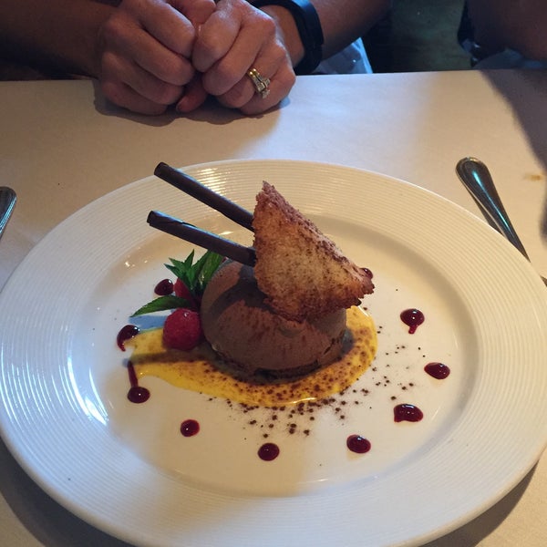 Foto tirada no(a) Refectory Restaurant and Bistro por Deena G. em 7/25/2015