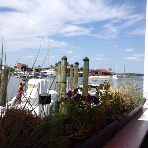 Foto diambil di Foxy&#39;s Harbor Grille oleh Sue P. pada 6/29/2014