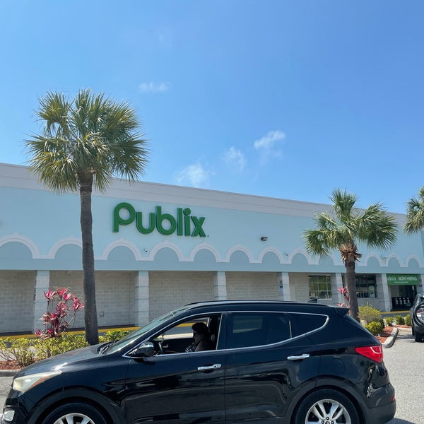 Publix Grocery Store in Englewood