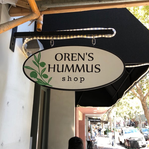 Foto diambil di Oren&#39;s Hummus oleh WENJING W. pada 9/5/2019