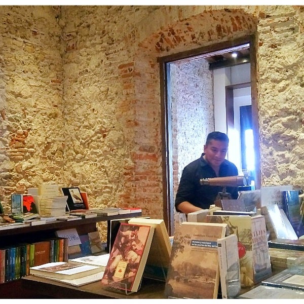 Photo taken at Librería Mar Adentro by Sinuhé M. on 12/13/2018