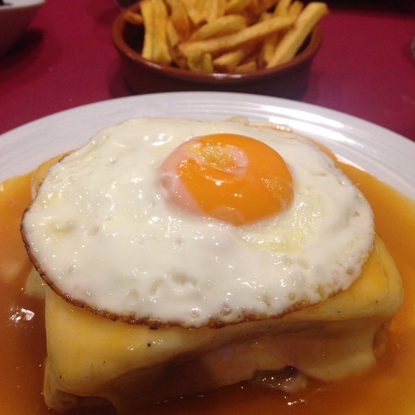 Photo taken at Oporto restaurante by Alex R. on 11/14/2015