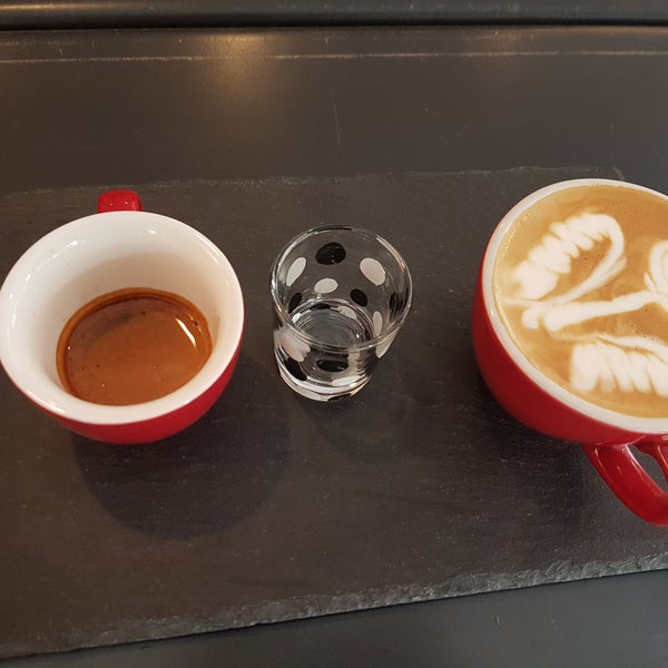 Foto diambil di Redd | Artisan Coffee Roasters oleh Iasson S. pada 5/2/2018