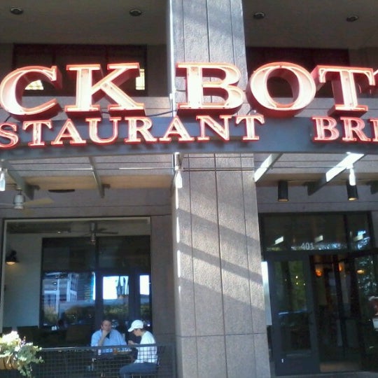 Снимок сделан в Rock Bottom Restaurant &amp; Brewery пользователем Justin O. 11/3/2012