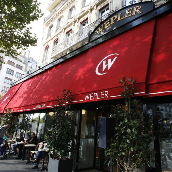 Foto tirada no(a) Brasserie Wepler por Brasserie Wepler em 3/22/2015