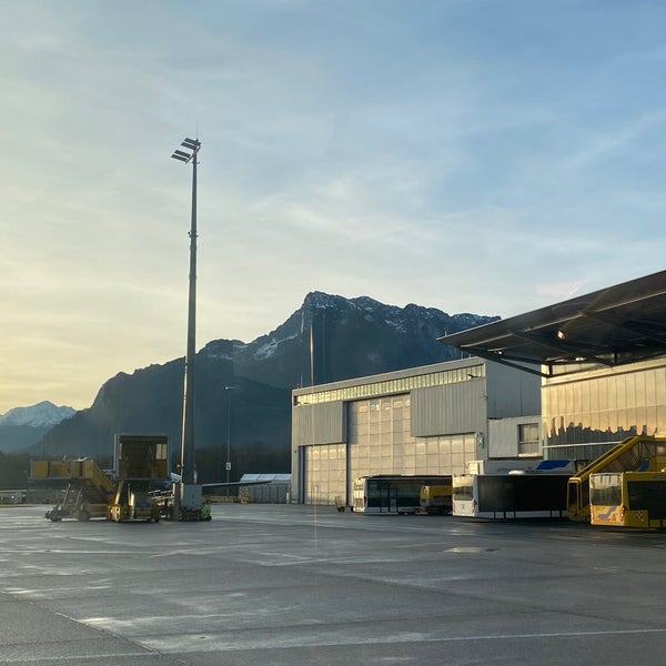 รูปภาพถ่ายที่ Salzburg Airport W. A. Mozart (SZG) โดย Ksu M. เมื่อ 1/6/2023