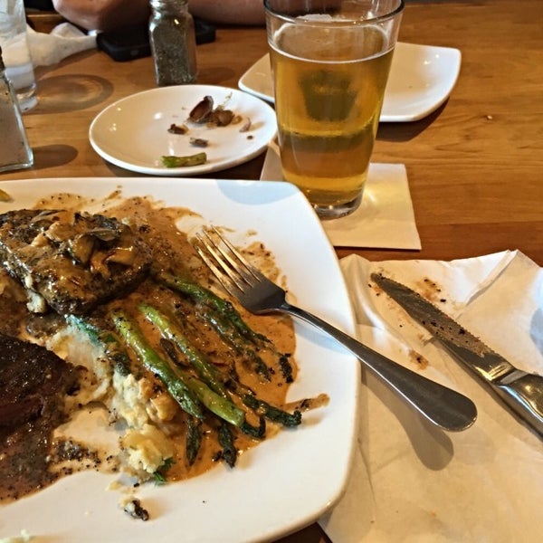 5/30/2015 tarihinde Jesse M.ziyaretçi tarafından Chow Restaurant &amp; Bar'de çekilen fotoğraf