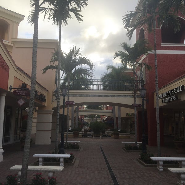 Photo taken at Miromar Outlets by Pequeno J. on 9/10/2016