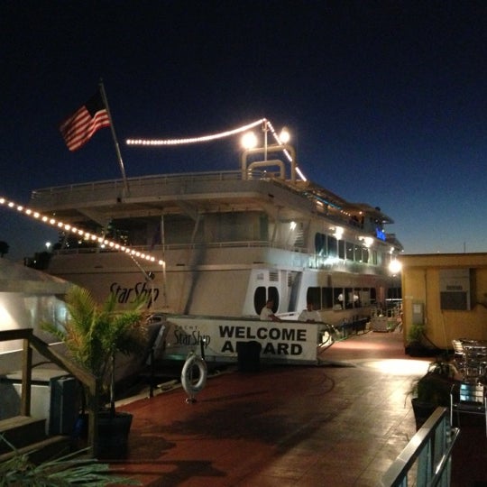 Foto tirada no(a) Yacht StarShip Dining Cruises por Keith N. em 11/8/2012